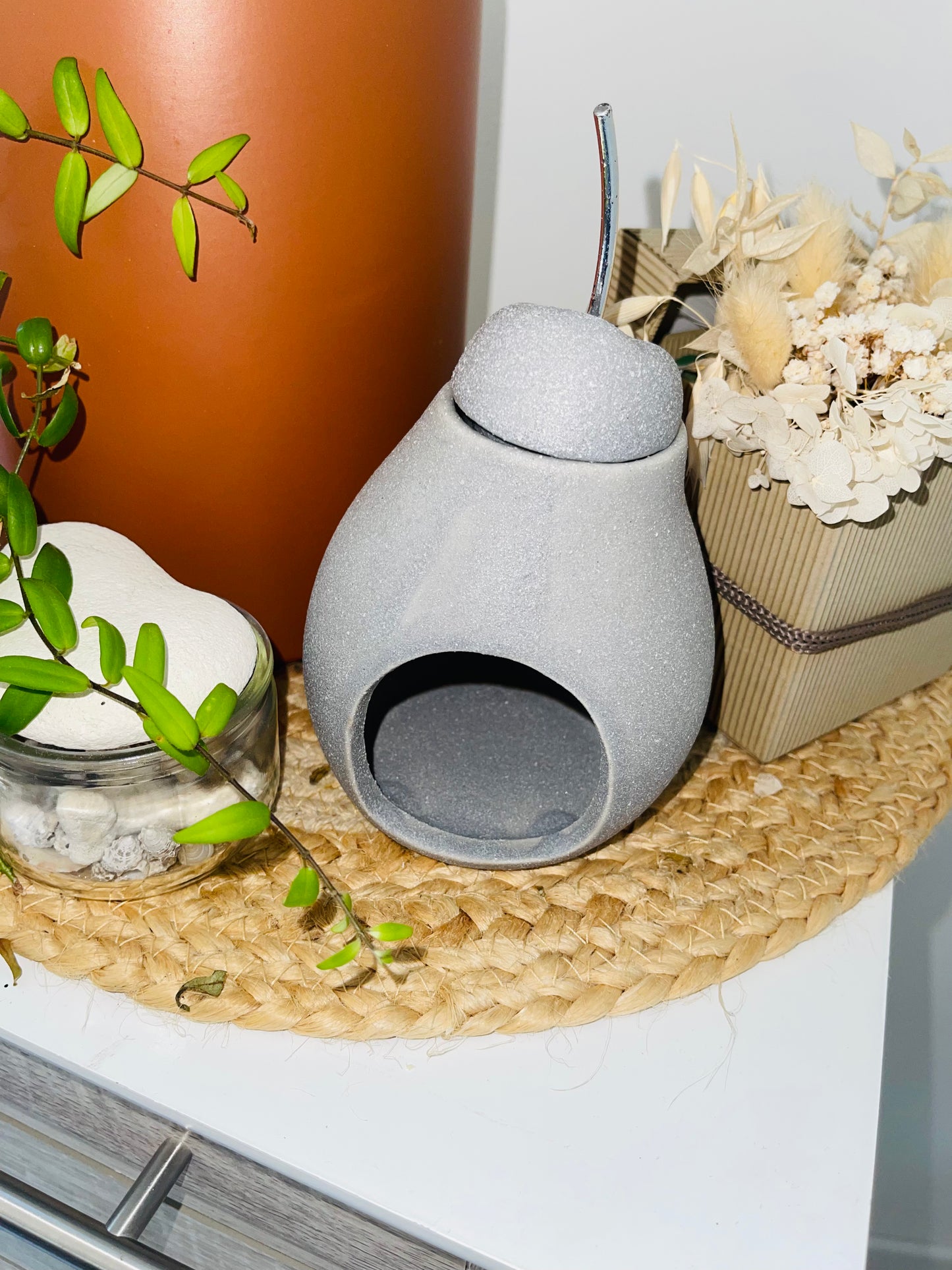 nos diffuseurs sont conçu pour la diffusions de fondants parfumé ou d'huile de diffusion à l'aide d'une bougie chauffe plat afin de diffuser l'odeur dans votre maison
